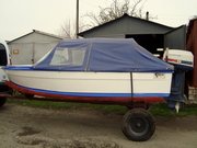 продается пластиковая 4-х местная лодка с мотором